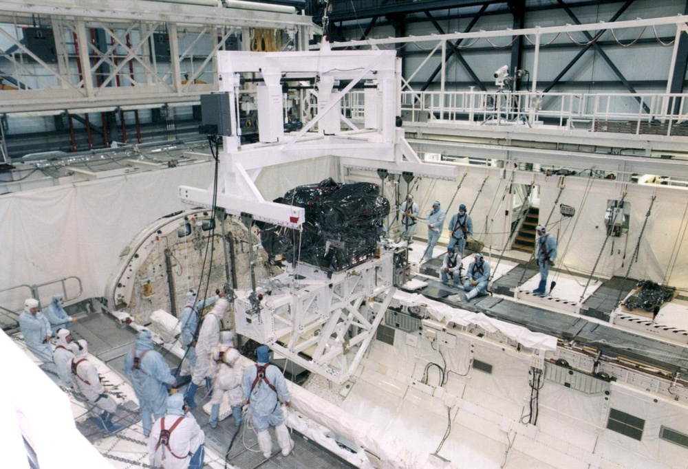SPARTAN-201 lowered into Endeavour in the OPF