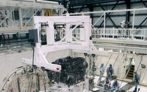 SPARTAN-201 lowered into Endeavour in the OPF