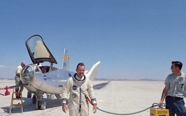 Bill Dana in front of HL-10 after flight H-24-37