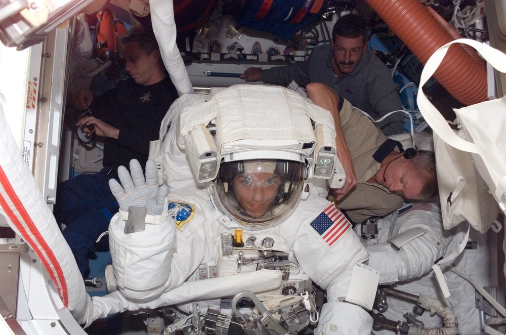 Stefanyshyn-Piper prepares for spacewalk in the Airlock during Expedition 13 / STS-115 Joint Operations
