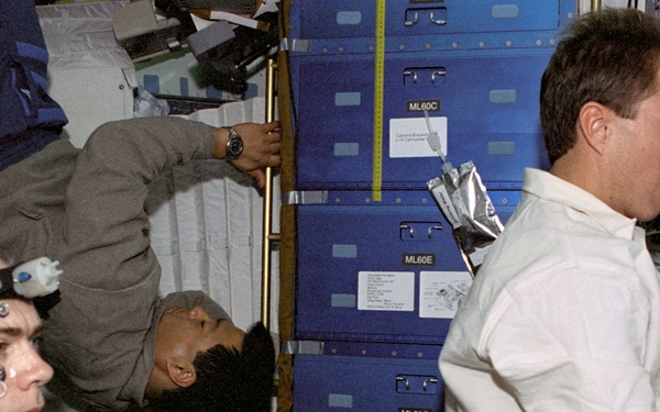 DSO 604 OI-3, Barry and Jett conduct experiment in the middeck