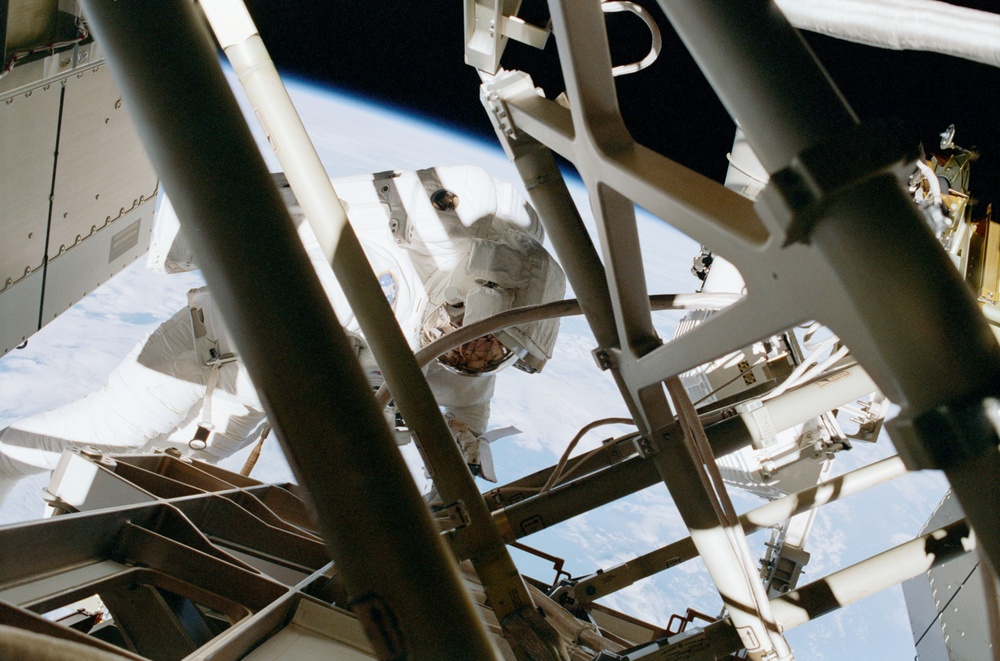 MS Curbeam works along the P6 Truss during EVA