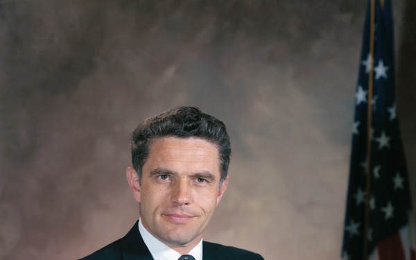 PORTRAIT - ASTRONAUT KARL G. HENIZE