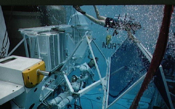 Astronauts practice contingency EVA on GRO during simulation in JSC WETF