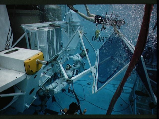 Astronauts practice contingency EVA on GRO during simulation in JSC WETF