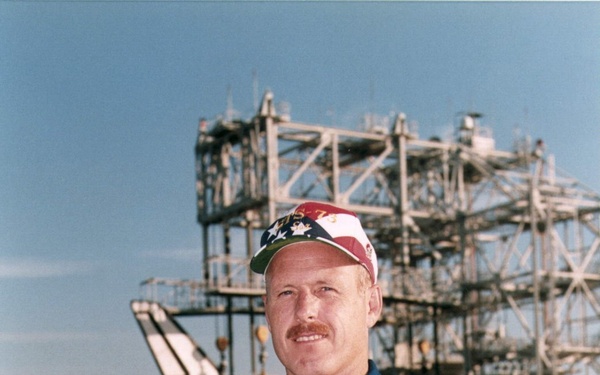 STS-73 Cmdr Kenneth D. Bowersox arrives at SLF