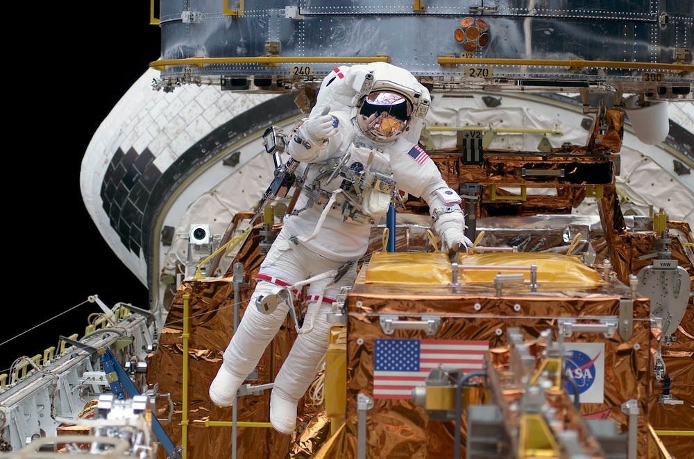 STS-109 MS Newman during EVA 2