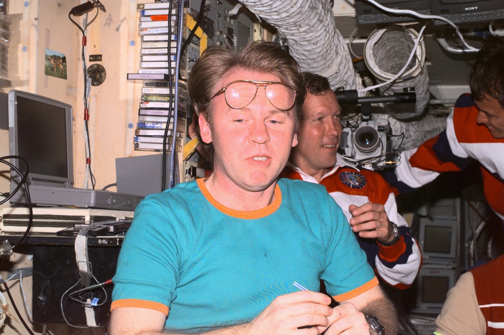 Crewmember activity in the Mir Space Station