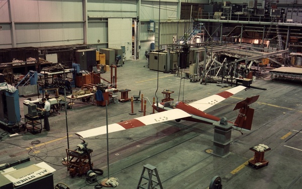 Schweizer 1-36 in Hangar