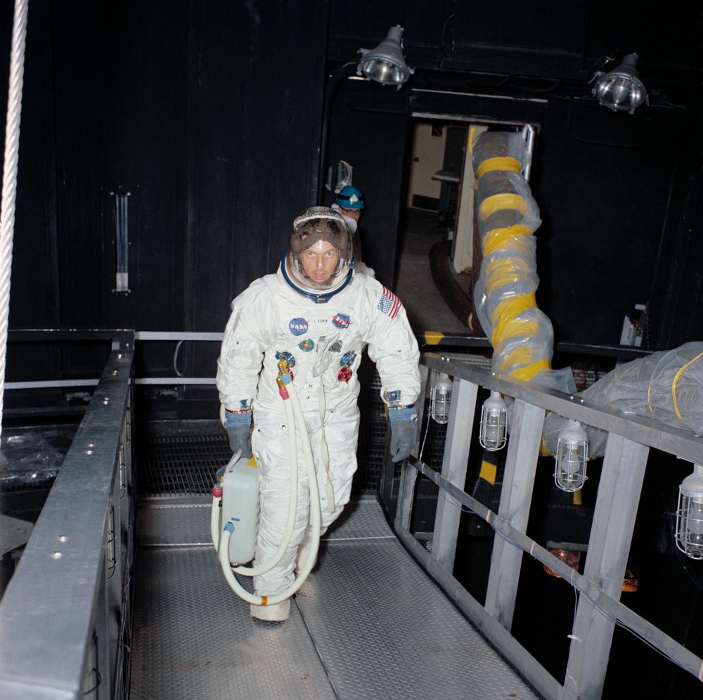 RESCUE DRILLS - ASTRONAUT JOE H. ENGLE - MSC