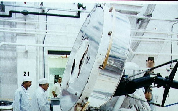 STS-35 Mission Specialist Hoffman watches IPS testing in KSC's O and C Building