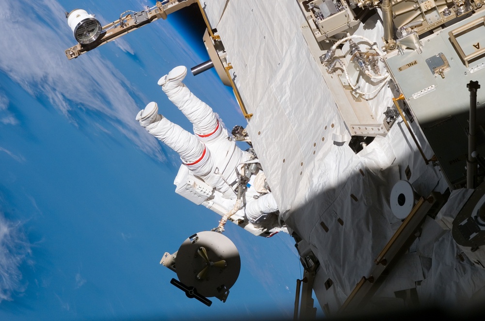 Sellers translates along the S1 Truss during EVA3 on STS-121 / Expedition 13 joint operations