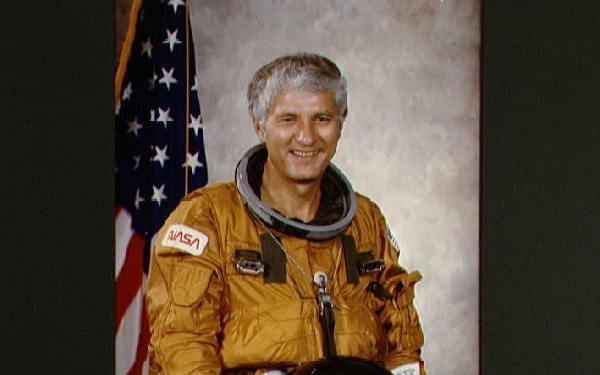 Offical portrait of Astronaut Henry Hartsfield