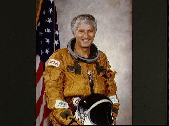 Offical portrait of Astronaut Henry Hartsfield