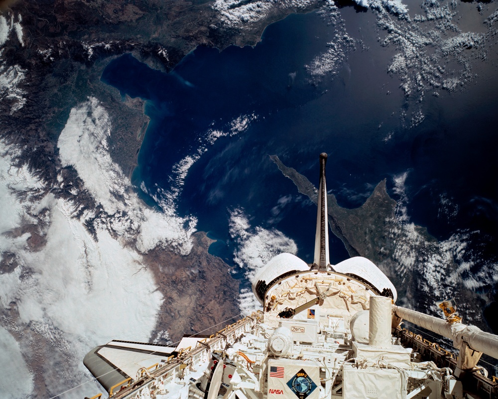 Earth observations from STS-62