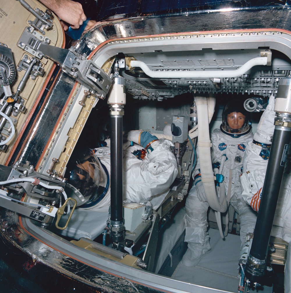 VACUUM TEST - ASTRONAUT JOE H. ENGLE - MSC