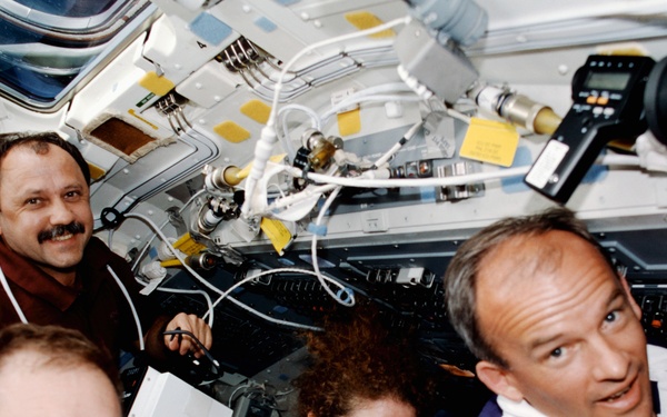 Group shot of members of the STS-101 crew on the aft flight deck