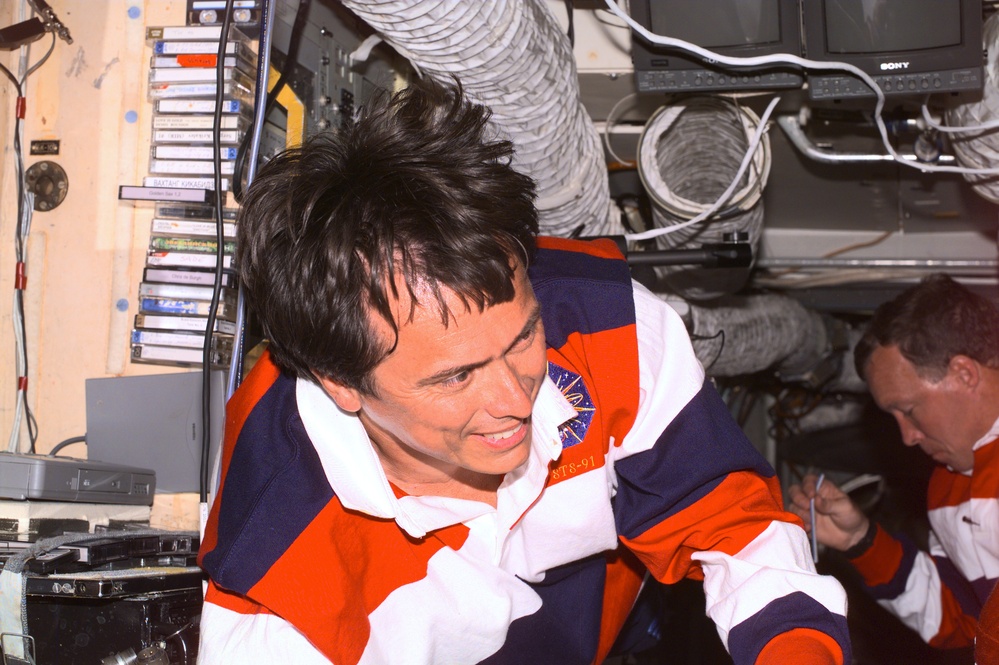 Crewmember activity in the Mir Space Station