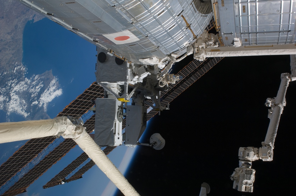 SSRMS transfers JLE to the RMS during Joint Operations