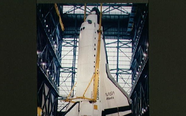 STS-27 Atlantis, Orbiter Vehicle (OV) 104, destacking at KSC VAB