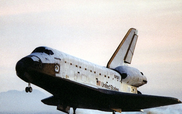 STS-76 Atlantis lands at EAFB (close up)