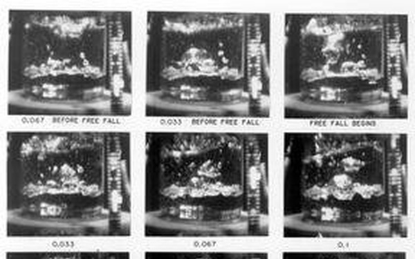 PHOTOGRAPHIC STUDY OF BOILING IN THE ABSENCE OF GRAVITY