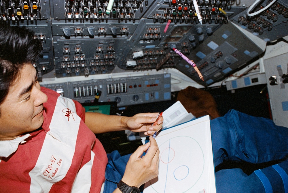 Doi draws a picture with soybean crayons