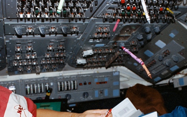 Doi draws a picture with soybean crayons