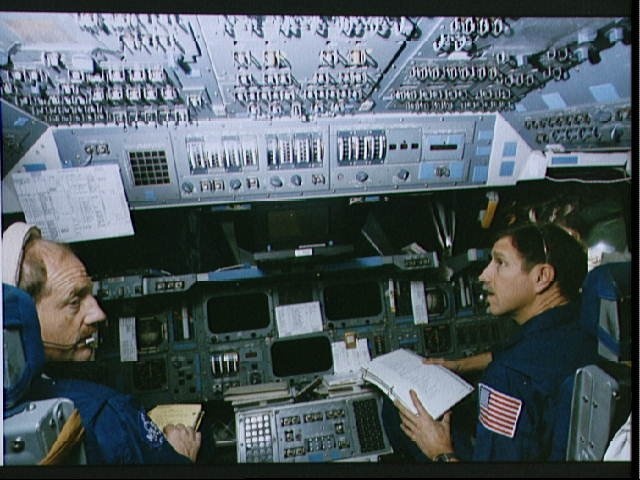STS-26 crew on fixed based (FB) shuttle mission simulator (SMS) flight deck