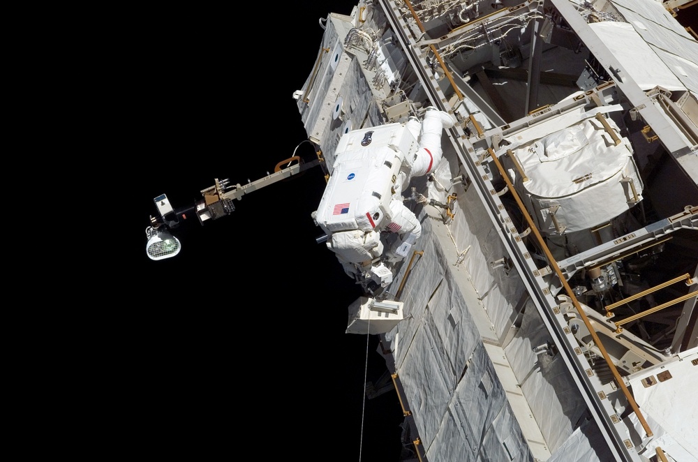 STS-115 MS Tanner performs third EVA during Expedition 13 / STS-115 Joint Operations