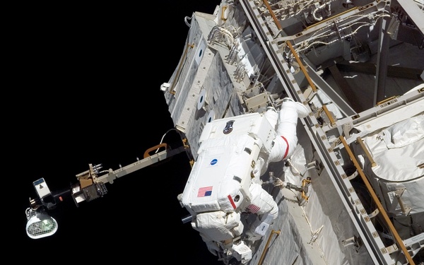 STS-115 MS Tanner performs third EVA during Expedition 13 / STS-115 Joint Operations