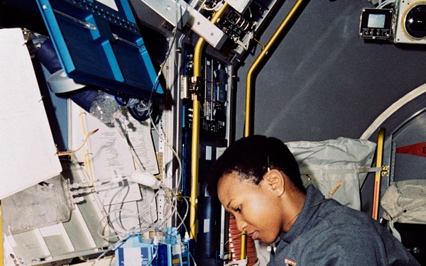 FTS: MS Jemison works with FTS equipment in SLJ