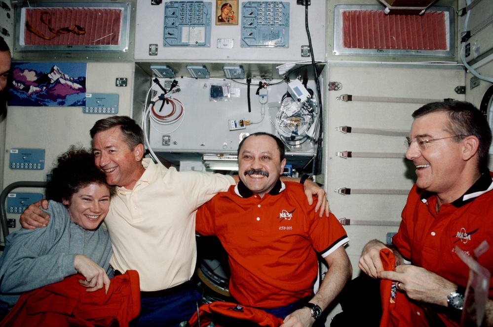 Culbertson presents STS-105 shirts to the Expedition Two crew