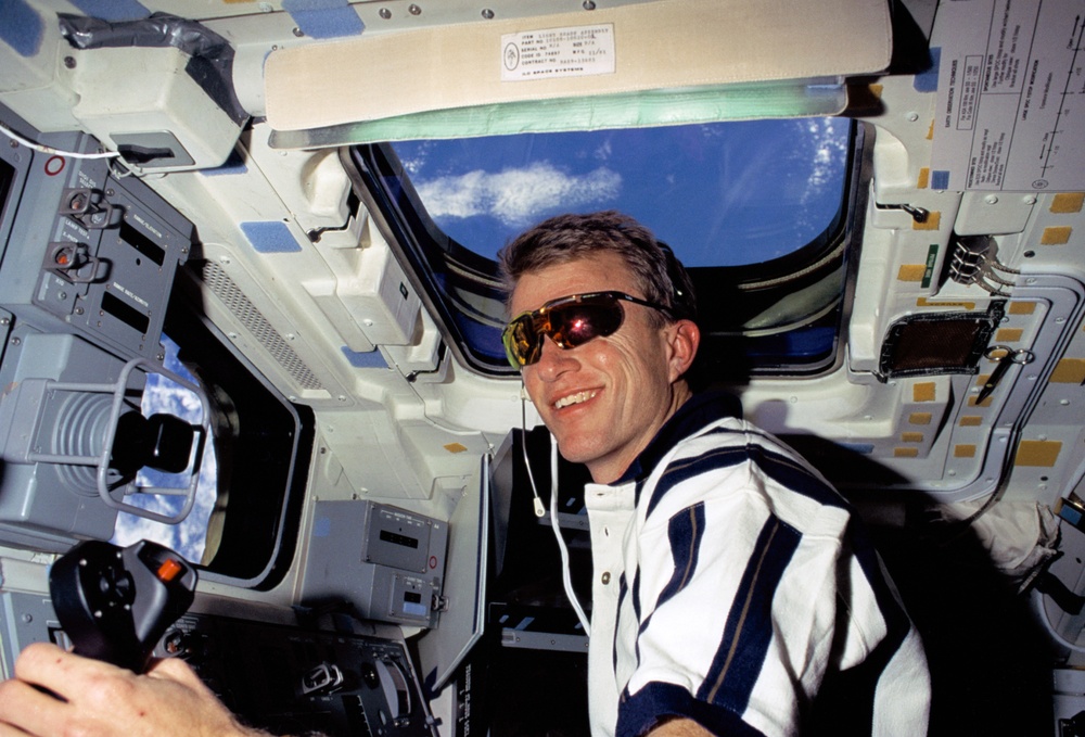 Pilot Brent Jett controls the RMS arm for the first EVA of STS-72