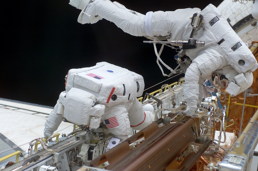 STS-109 MS Grunsfeld and Linnehan stow old solar array from payload bay