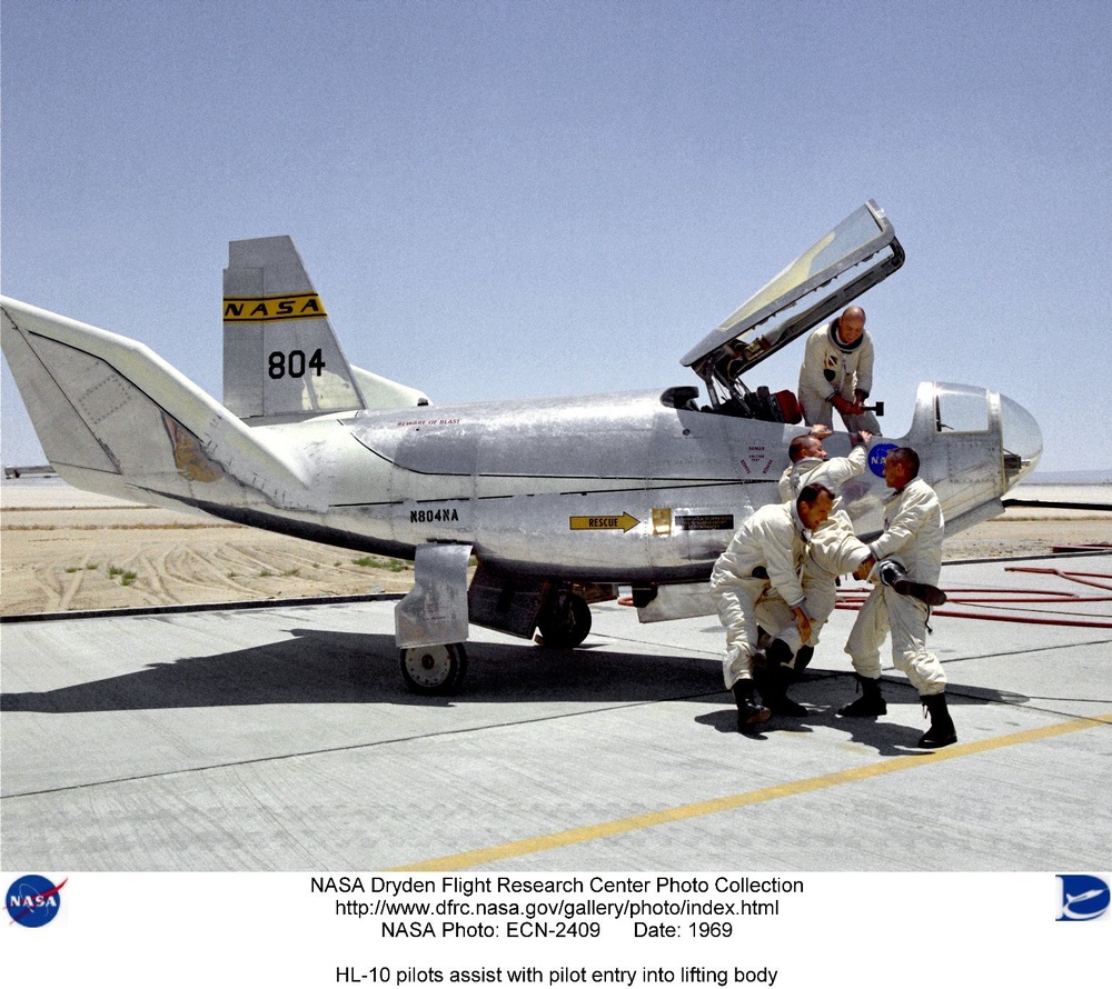 HL-10 pilots assist with pilot entry into lifting body