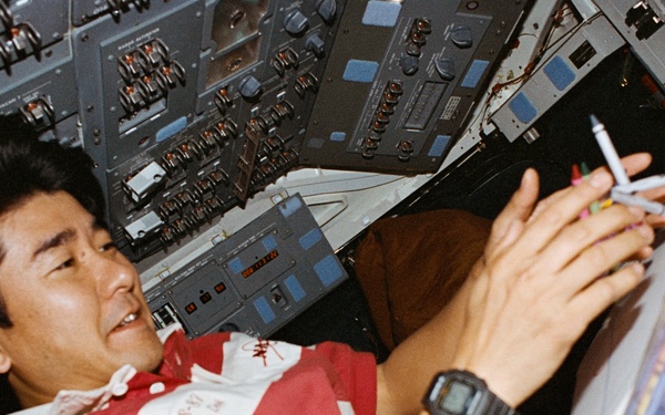 Doi draws a picture with soybean crayons