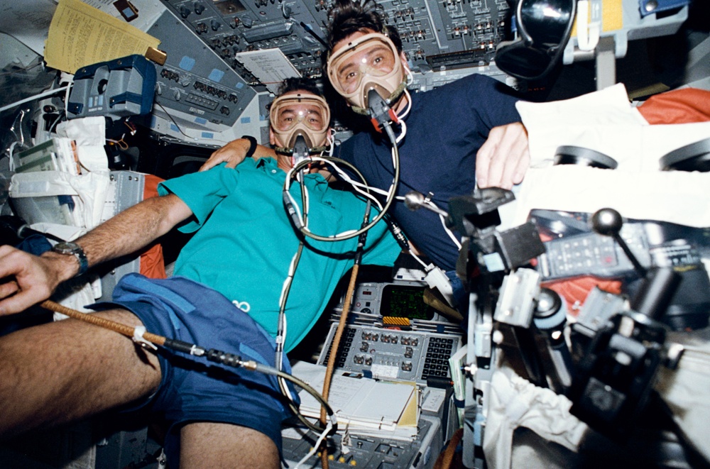 STS-46 PLC Hoffman and MS Chang-Diaz wear masks during pre-breathe on OV-104