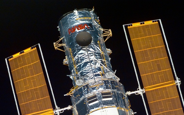 Approach of the HST prior to docking