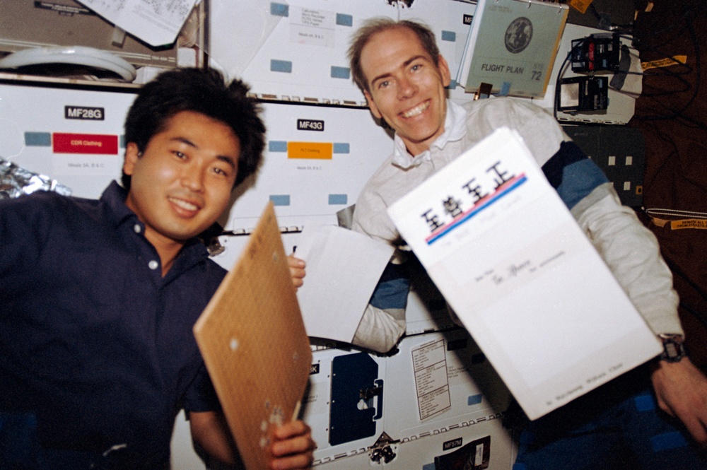 Mission Specialists Dan Barry and Koichi Wakata play Japanese game ''GO''