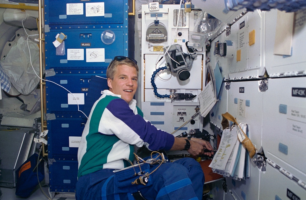 PCG - MS Parazynski works at the STES locker on Atlantis during STS-66
