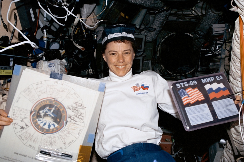 STS-89 and Mir 24 crews sign a roster on Mir