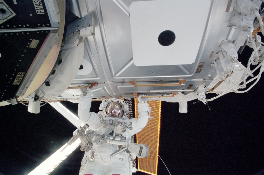 MS Tanner translates across Node 1 during the second EVA of STS-97