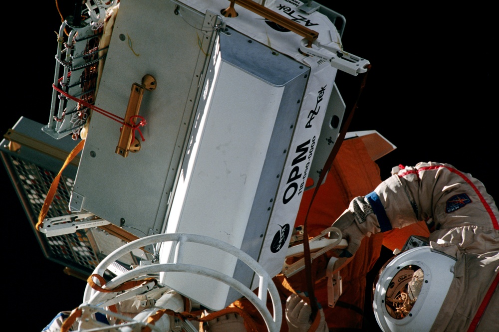 Linenger and Tsibliev during EVA outside Mir Space Station