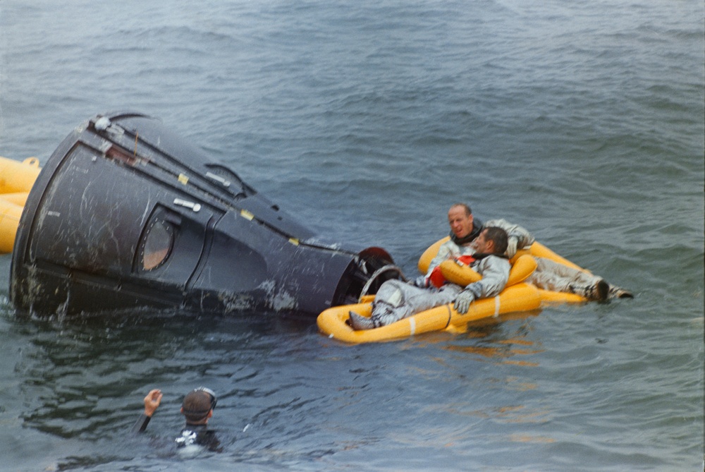 GORDON, RICHARD F., ASTRONAUT - TRAINING - GT-11 - WATER EGRESS