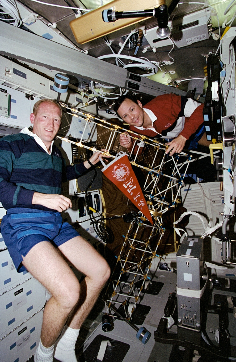 MS Gemar and MS Thuot in the Middeck Zero-Gravity Dynamics Experiment area