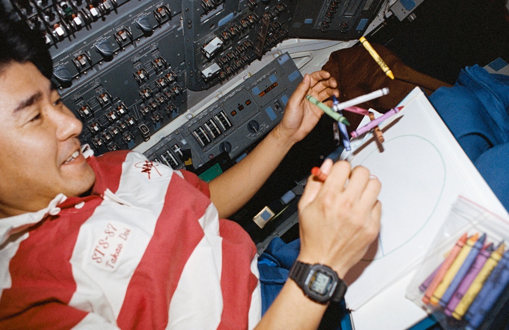 Doi draws a picture with soybean crayons