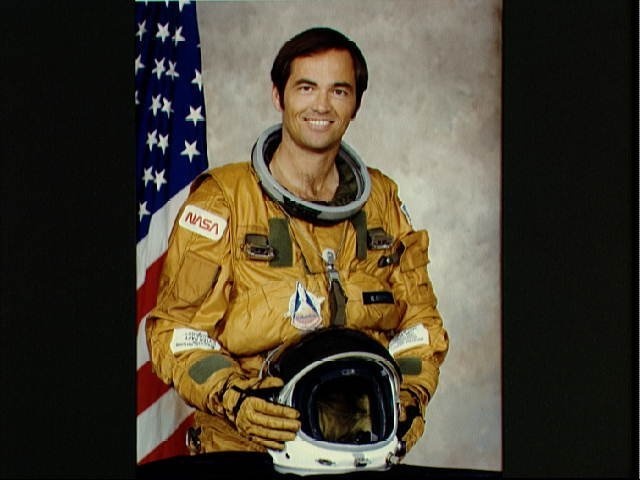 Offical portrait of STS-1 crew member Robert L. Crippen