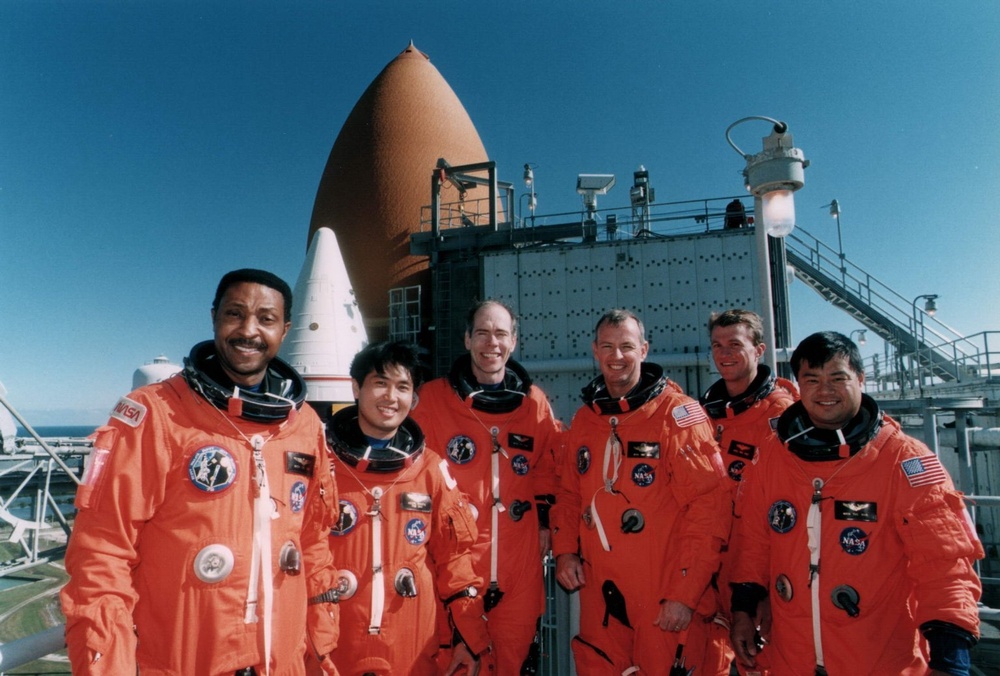 STS-72 Crew poses on Launch Pad 39B