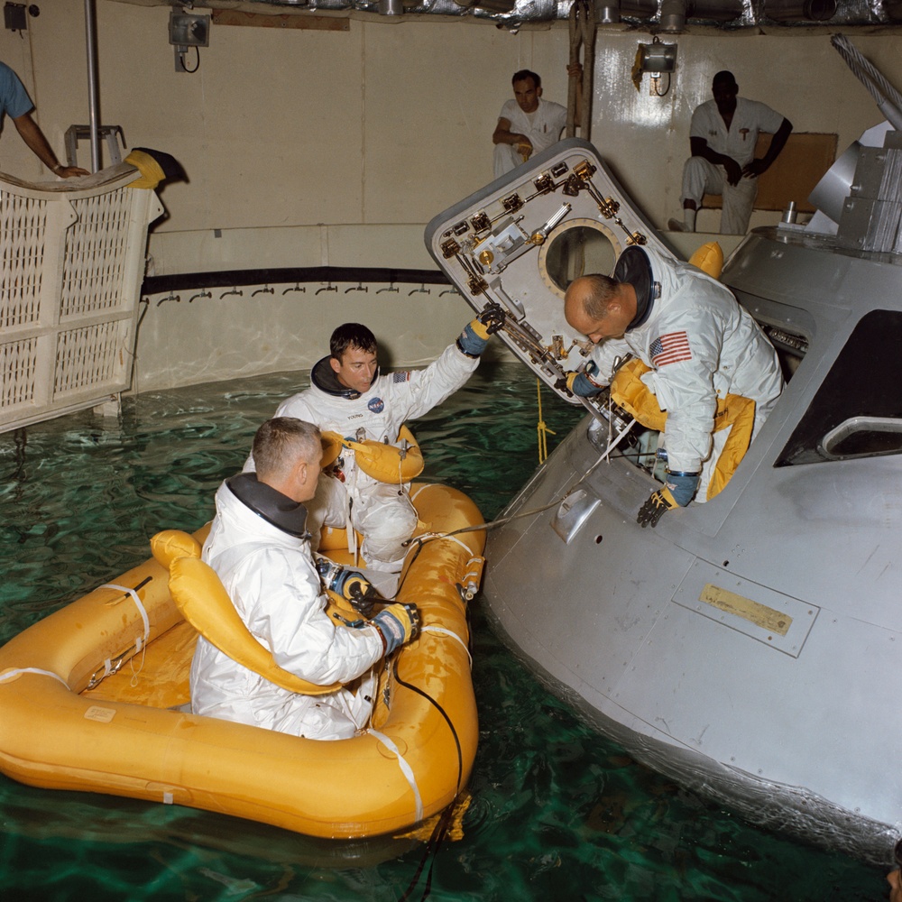 CREW TRAINING - APOLLO 7 EGRESS